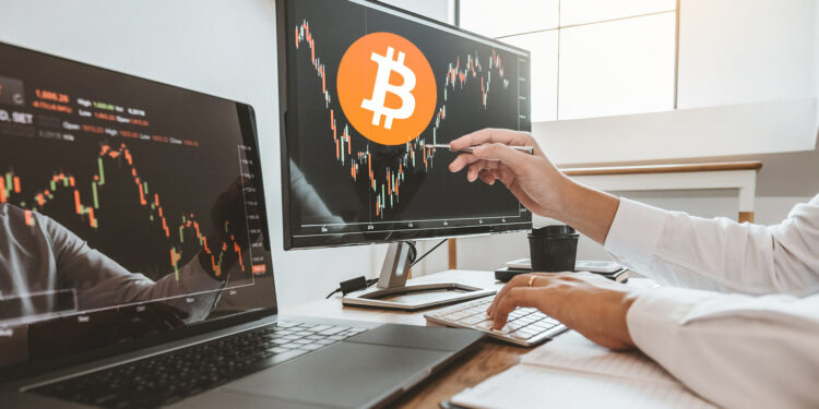 Trader analizando gráfico de bitcoin.
