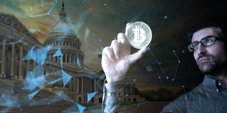 hombre sostiene y observa moneda de bitcoin con capitolio de los Estados Unidos en el fondo
