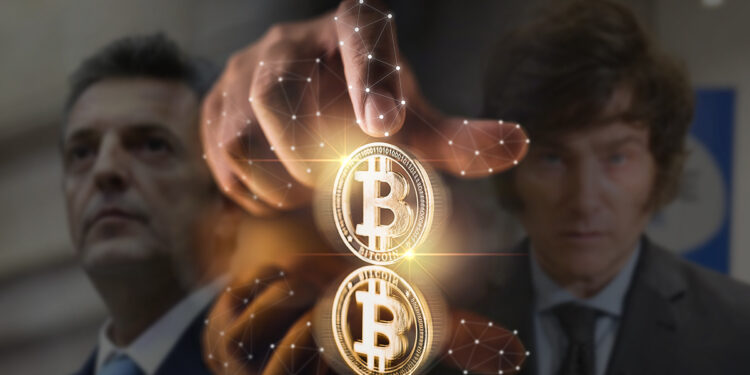 mano señalando moneda de bitcoin brillante con los candidatos presidenciales, javier milei y Sergio massa en el fondo