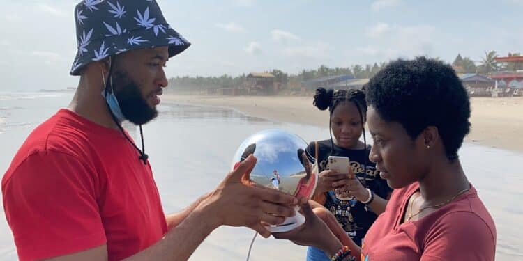 Los orbs son los dispositivos con los que se realiza el escaneo biométrico necesario para recibir los tokens de Worldcoin. Fuente: Worldcoin Africa - Facebook