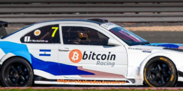 El equipo Bitcoin Racing es del Reino Unido, pero corre en las pistas con la bandera de El Salvador. Fuente: bitcoin_racing/Twitter