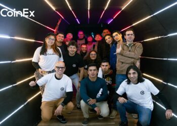 Grupo de persona jovenes posando para la camara en el evento de CoinEx en Argentina.