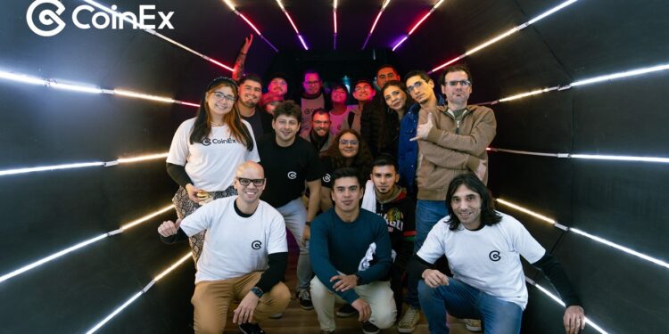 Grupo de persona jovenes posando para la camara en el evento de CoinEx en Argentina.