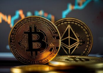 monedas de bitcoin y ethereum con grafico de precio alcista en el fondo