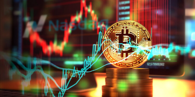 moneda de bitcoin sobre monedas apiladas con grafico de precio en verde superpuesto y grafico en caida en pantalla de computadora con logo de Nasdaq en el fondo