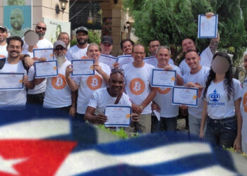 grupo de graduandos del 1er curso del programa educativo sobre Bitcoin de My First Bitcoin en Cuba