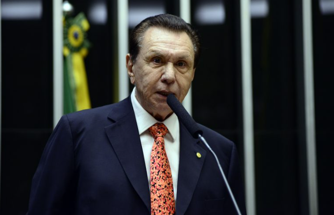 Diputado Carlos Bezerra proponente de ley de protección sobre bitcoin en Brasil.