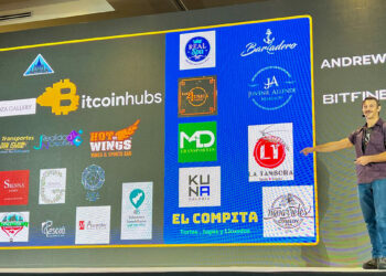 Andrew Howard en el escenario de Adopting Bitcoin 2023