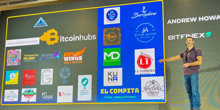 Andrew Howard en el escenario de Adopting Bitcoin 2023
