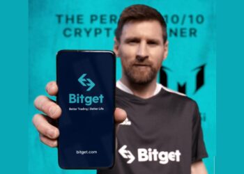 Imagen de Leonel Messi sosteniendo un celular con el logo de Bitget en pantalla.