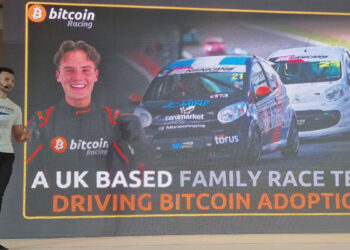 Charlie Mackenzie del equipo de Bitcoin Racing en el escenario de Adopting Bitcoin 2023