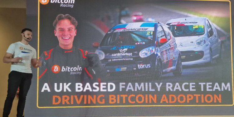 Charlie Mackenzie del equipo de Bitcoin Racing en el escenario de Adopting Bitcoin 2023