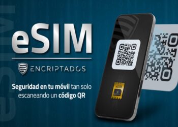 Teléfono celular con un código QR y una tarjeta SIM en pantalla junto al logo de Encriptados.