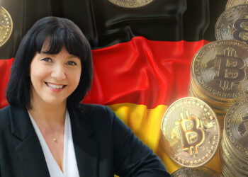 Joana Cotar junto a monedas de bitcoin y bandera de Alemania en el fondo