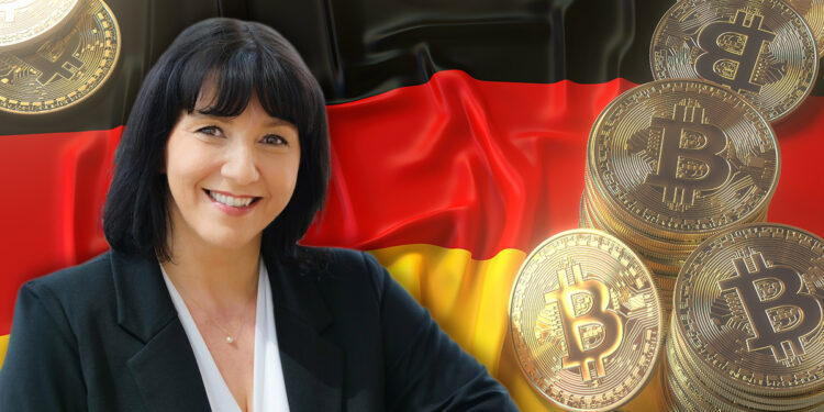 Joana Cotar junto a monedas de bitcoin y bandera de Alemania en el fondo