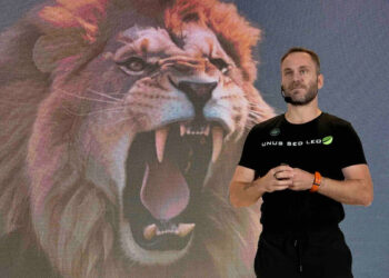 Paolo Ardroino en el escenario de Adopting bitcoin 2023