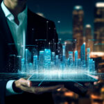 Un hombre en traje sosteniendo una maqueta de una ciudad iluminada.