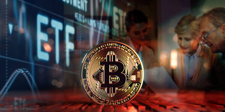 moneda de bitcoin con grafico de mercado con etf junto a persona asesorando a pareja de personas mayores