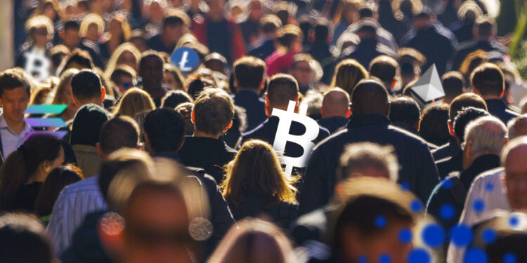 logos de criptomonedas entre españoles caminando en la calle