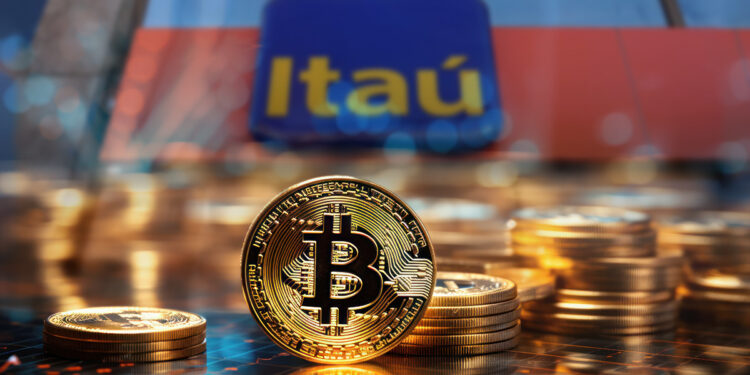 moneda de bitcoin entre monedas apiladas con sede del banco itaú en el fondo