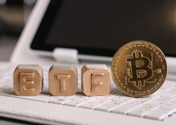 Los ETF de Bitcoin podrían aprobarse en el mes de enero. Fuente: liliya/ Adobe Stock.