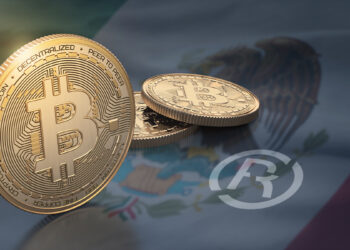 monedas de bitcoin con bandera de mexico en el fondo y simbolo de marca registrada