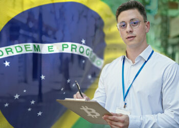 hombre sosteniendo tablilla con encuesta y bandera de Brasil al fondo