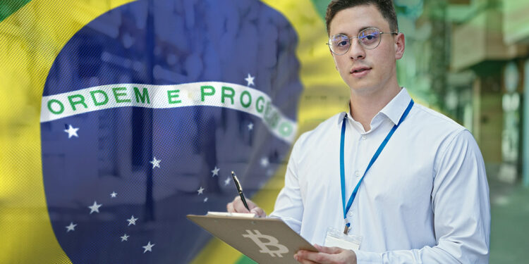 hombre sosteniendo tablilla con encuesta y bandera de Brasil al fondo