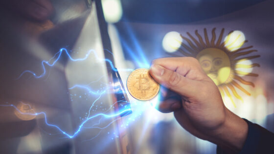 Cajeros de Bitcoin en Argentina habilitan retiros económicos con Lightning