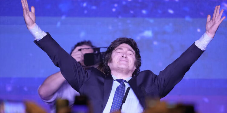 Javier Milei celebrando victoria en las elecciones presidenciales en Argentina 2023