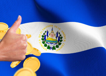 Bandera de El Salvador y calificación crediticia positiva.