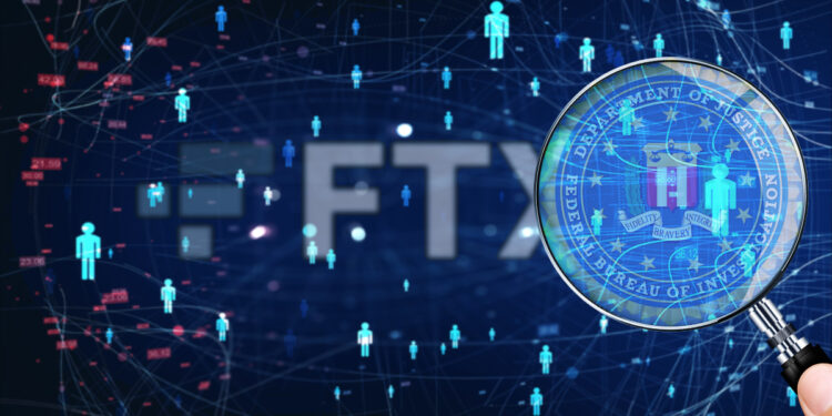 mano sosteniendo lupa con logo del FBI sobre red de usuarios con logo de FTX en el fondo