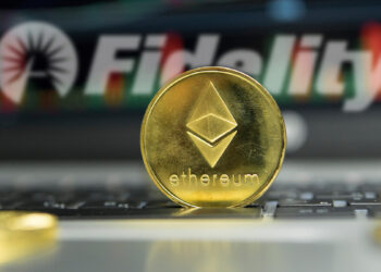 moneda de ethereum con graficos de precio y logo de Fidelity en el fondo