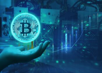 mano sosteniendo moneda digital de bitcoin con mineros en el fondo