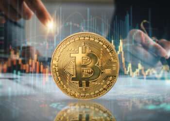 moneda de bitcoin entre graficos de precio y personas señalando puntos del grafico en el fondo