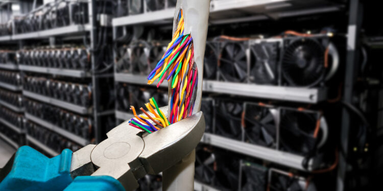 cable de electricidad cortado con mineros asic en el fondo