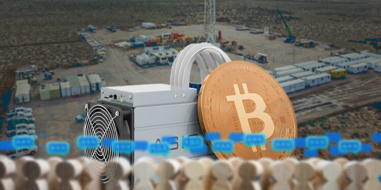 figuras de personas comentando minero asic junto a moneda de bitcoin con imagen de Vaca Muerta en el fondo