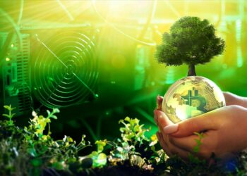 manos sosteniendo esfera con logo de bitcoin y arbol emergiendo entre vegetación con mineros asic en el fondo