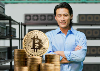 Minero de bitcoin sonriendo y bitcoin.