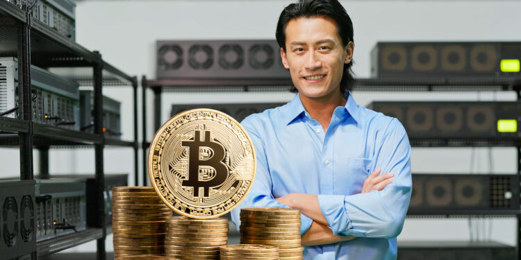 Minero de bitcoin sonriendo y bitcoin.