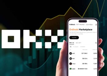 mano sosteniendo telefono movil con marketplace de ordinals junto a logo de OKX y grafico de precio en el fondo