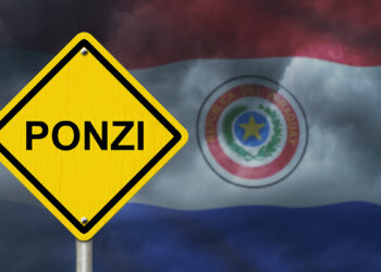 señal de advertencia de ponzi junto a bandera de paraguay