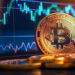 moneda de bitcoin con grafico de precio en alza al fondo