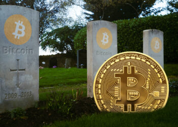 moneda de bitcoin surgiendo de suelo de cementerio junto a tumbas con logo de bitcoin