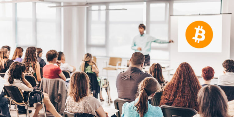 Hay entusiasmo en la comunidad estudiantil para comenzar a aprender de las nuevas tecnologías . Composición por CriptoNoticias. pngegg.com ; kasto / stock.adobe.com.