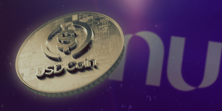 moneda de USDC cayendo con logo de nubank en el fondo