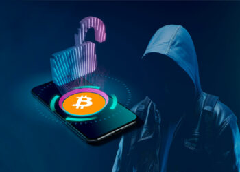 hacker con dispositivo y logo bitcoin