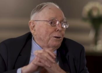 Charlie Munger fue uno de los detractores más destacados de bitcoin. Fuente: YouTube/Yahoo Finance.