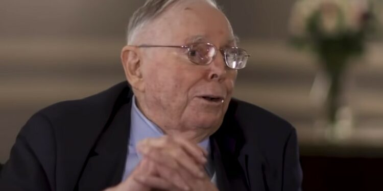 Charlie Munger fue uno de los detractores más destacados de bitcoin. Fuente: YouTube/Yahoo Finance.