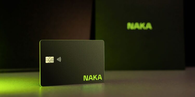 Tarjeta de debito color negra con logo de NAKA.